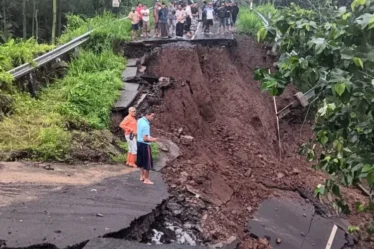 akes jalur utama menuju wisata air terjun madakaripura longsor
