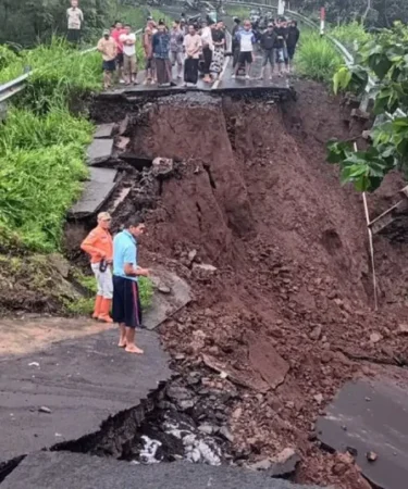 akes jalur utama menuju wisata air terjun madakaripura longsor
