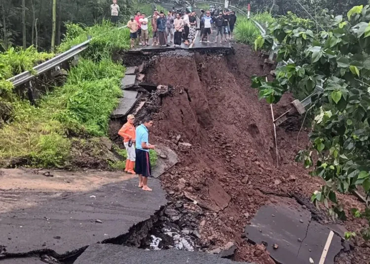 Jalan Menuju Air Terjun Madakaripura Longsor, Aktivitas Warga Desa Lumpuh 1 akes jalur utama menuju wisata air terjun madakaripura longsor