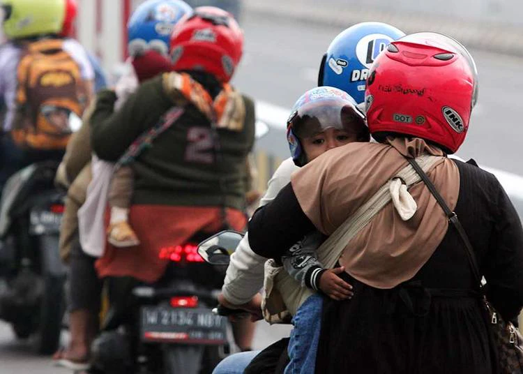 arus mudik di jembatan suramadu pada h 1 lebaran 090424