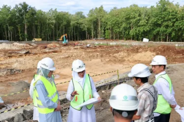 bupati banyuwangi ipuk fiestiandani tinjau progres pembangunan tps3r karetan