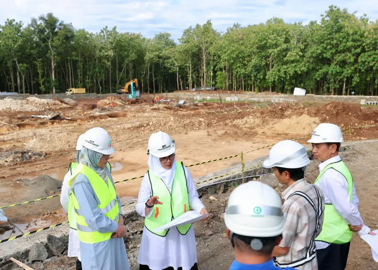 bupati banyuwangi ipuk fiestiandani tinjau progres pembangunan tps3r karetan