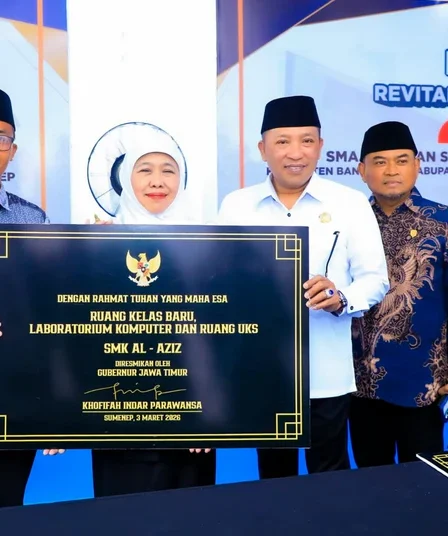 gubernur jatim khofifah indar parawansa serahkan bantuan sarana pendidikan di sampang