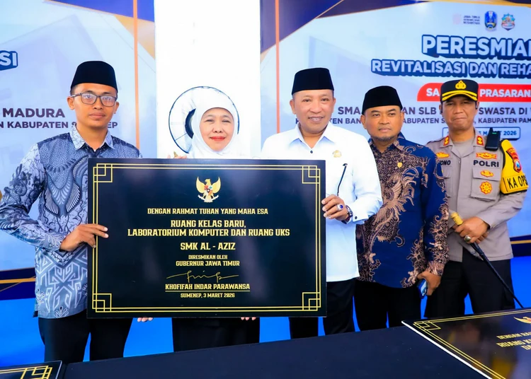 gubernur jatim khofifah indar parawansa serahkan bantuan sarana pendidikan di sampang