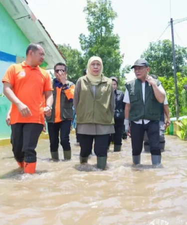gubernur jatim khofifah indar parawansa tinjau lokasi banjir pasuruan