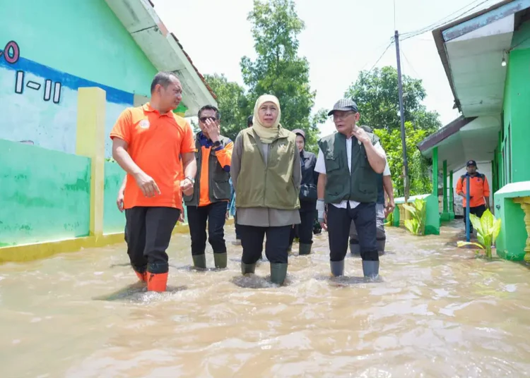gubernur jatim khofifah indar parawansa tinjau lokasi banjir pasuruan