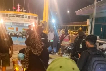 pemudik antre naik kapal feri di dermaga pelabuhan jangkar situbondo