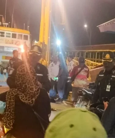 pemudik antre naik kapal feri di dermaga pelabuhan jangkar situbondo