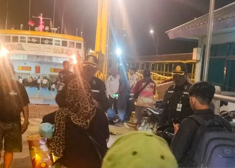 pemudik antre naik kapal feri di dermaga pelabuhan jangkar situbondo