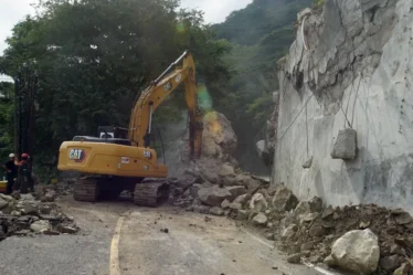 penanganan longsor yang menutup jalur nasional trenggalek ponorogo