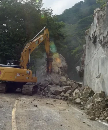 penanganan longsor yang menutup jalur nasional trenggalek ponorogo