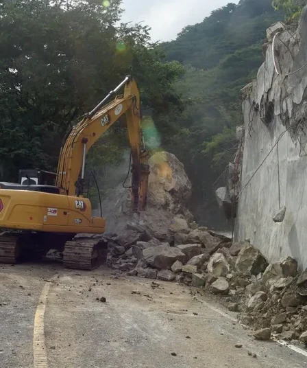 penanganan longsor yang menutup jalur nasional trenggalek ponorogo