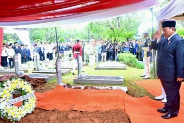 presiden prabowo memberi hormat pada upacara pemakaman try sutrisno di tmp kalibata 750x536 1