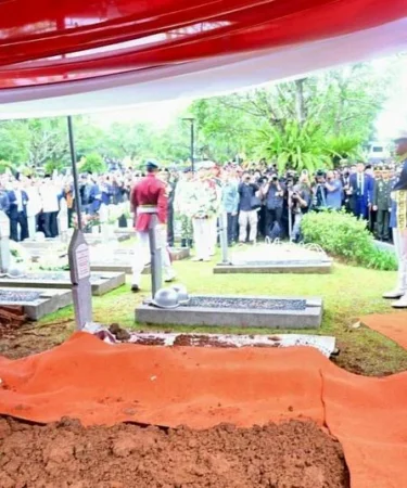 presiden prabowo memberi hormat pada upacara pemakaman try sutrisno di tmp kalibata 750x536 1