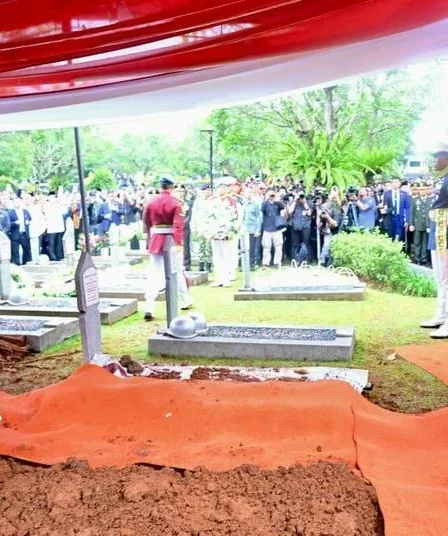 presiden prabowo memberi hormat pada upacara pemakaman try sutrisno di tmp kalibata 750x536 1