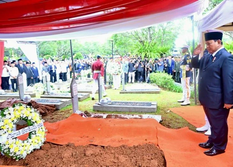 Presiden Prabowo Pimpin Upacara Pemakaman Try Sutrisno di TMP Kalibata 1 presiden prabowo memberi hormat pada upacara pemakaman try sutrisno di tmp kalibata 750x536 1