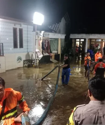 tim gabungan tangani rumah terdampak banjir jember