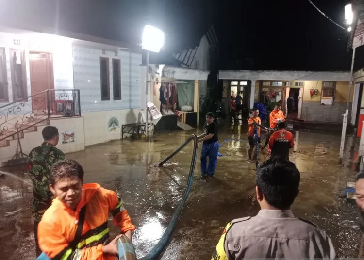 4 Sungai Meluap, 111 Warga Jember Dievakuasi dari Banjir 1 tim gabungan tangani rumah terdampak banjir jember