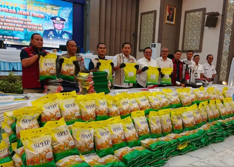 Polisi Bongkar Peredaran Beras SPHP Palsu di Probolinggo, 400 Sak Disita 1 barang bukti beras sphp palsu probolinggo