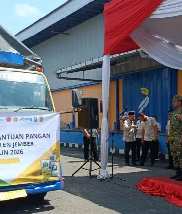 bupati jember muhammad fawait melepas angkutan bantuan pangan