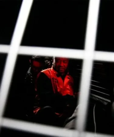 bupati tulungagung gatut sunu wibowo masuk mobil tahanan kpk