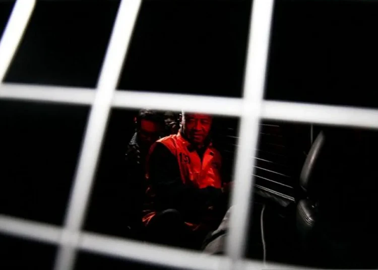 KPK Ungkap Bupati Tulungagung Catat ‘Utang’ Kepala OPD untuk Tagih Setoran 1 bupati tulungagung gatut sunu wibowo masuk mobil tahanan kpk