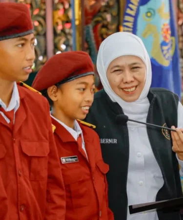 gubernur jatim khofifah indah parawansa bersama siswa