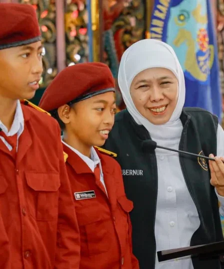 gubernur jatim khofifah indah parawansa bersama siswa