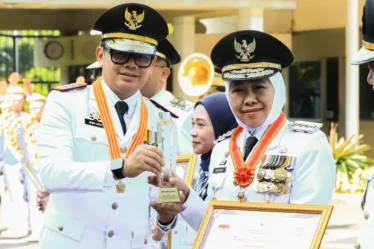 gubernur jatim khofifah terima penghargaan eppd 2025 dari mendagri