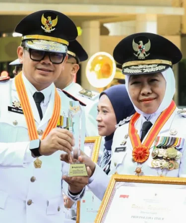 gubernur jatim khofifah terima penghargaan eppd 2025 dari mendagri