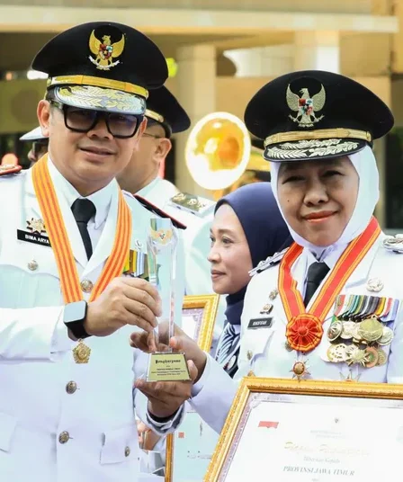 gubernur jatim khofifah terima penghargaan eppd 2025 dari mendagri