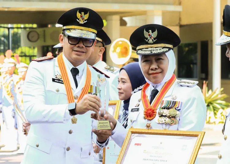 gubernur jatim khofifah terima penghargaan eppd 2025 dari mendagri