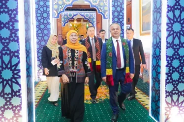 gubernur jawa timur khofifah indar parawansa menerima dubes uzbekistan untuk indonesia oybek eshonov