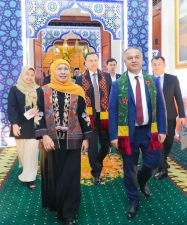 gubernur jawa timur khofifah indar parawansa menerima dubes uzbekistan untuk indonesia oybek eshonov