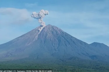 gunung semeru erupsi 060426