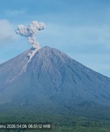 gunung semeru erupsi 060426