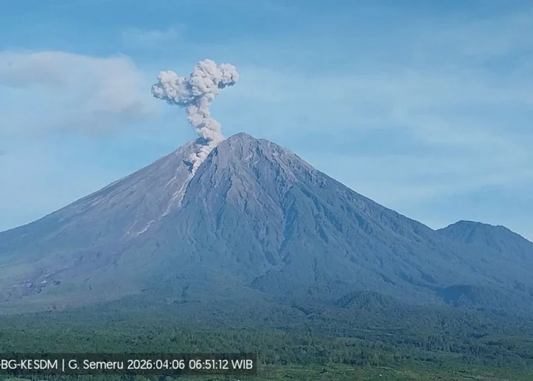 gunung semeru erupsi 060426