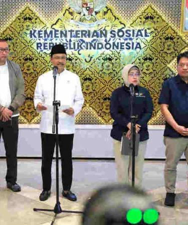 menteri sosial saifullah yusuf dan kepala bps amalia adininggar widyasanti