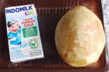 menu buah mbg lampeji jember tak layak konsumsi 750x536 1