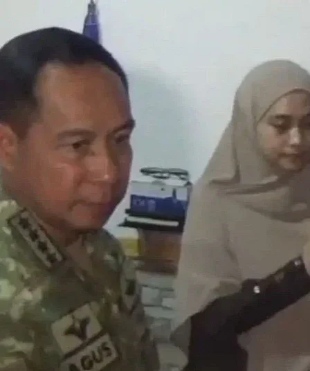 panglima tni jenderal agus subiyanto melayat rumah duka prajurit
