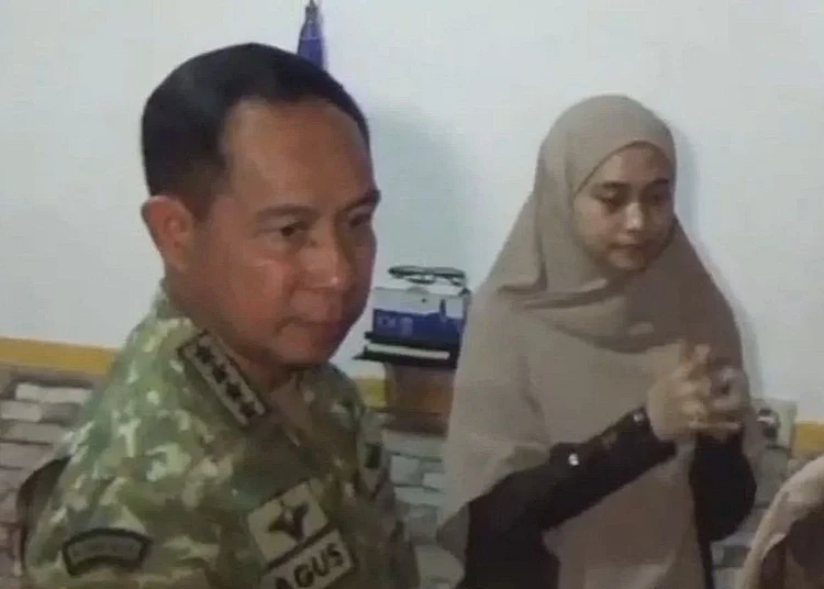 panglima tni jenderal agus subiyanto melayat rumah duka prajurit