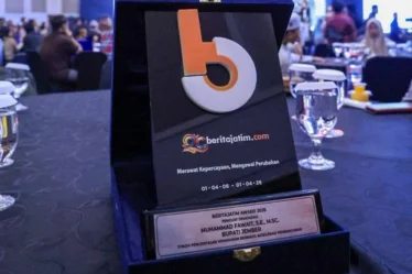 penghargaan beritajatim award 2026 bupati jember muhammad fawait 750x536 1