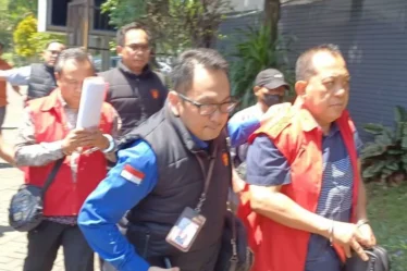 petugas kejati jatim giring 3 tersangka kasus pugli izin tambang