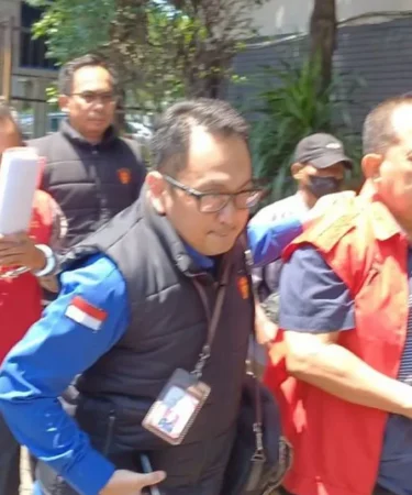 petugas kejati jatim giring 3 tersangka kasus pugli izin tambang