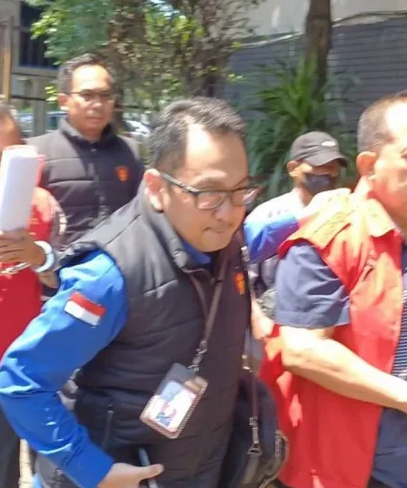 petugas kejati jatim giring 3 tersangka kasus pugli izin tambang