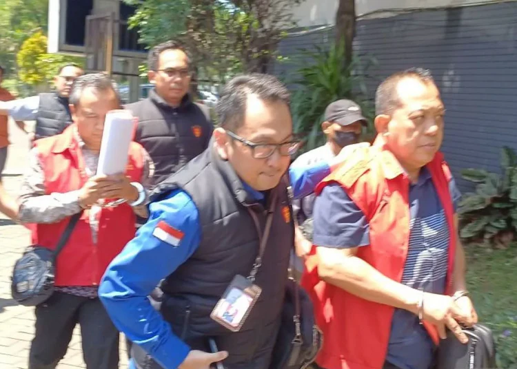 petugas kejati jatim giring 3 tersangka kasus pugli izin tambang