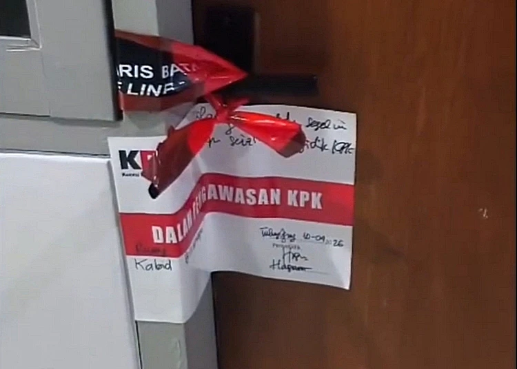 KPK Segel Sejumlah Ruangan Dinas PPUR Tulungagung Usai OTT Bupati Gatut 1 pintu ruang kerja dinas pupr tulungagung disegel kpk