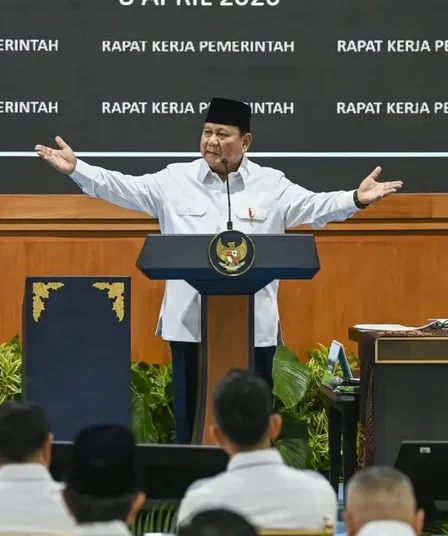 presiden prabowo beri taklimat saat pimpin rapat kerja 1