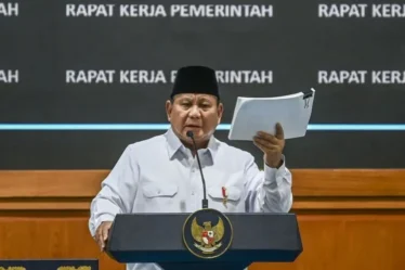 presiden prabowo beri taklimat saat pimpin rapat kerja