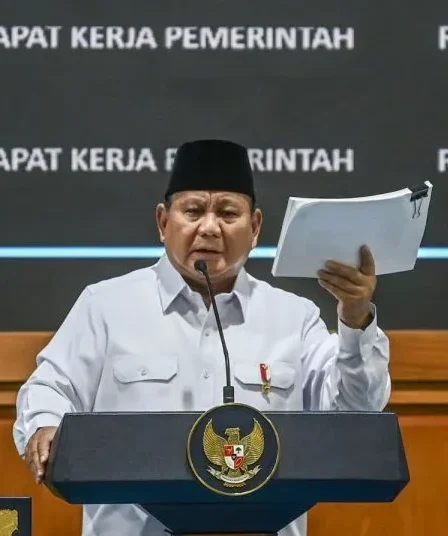 presiden prabowo beri taklimat saat pimpin rapat kerja